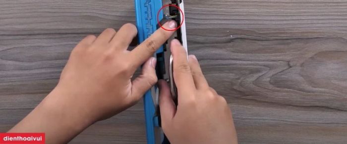 Tháo sợi dây nguồn quạt trên card màn hình