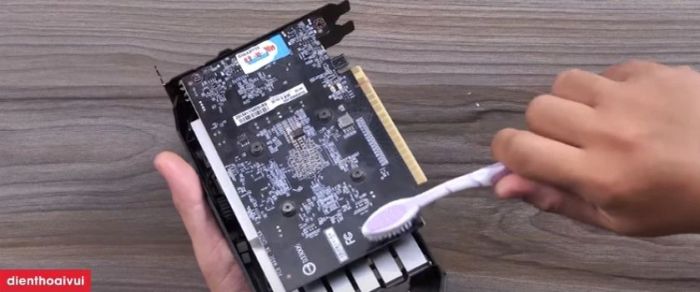 Vệ sinh bo mạch VGA