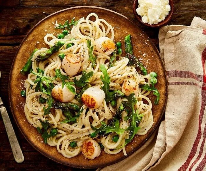 Cacio e Pepe with Pan-Seared Scallops & Asparagus