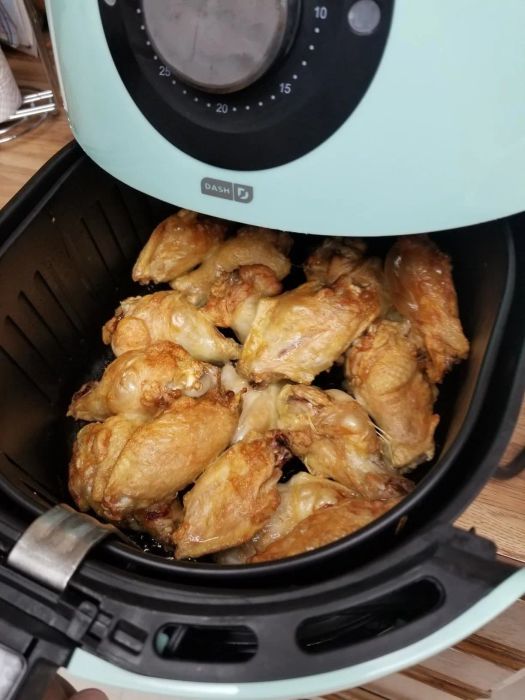 Reviewer uses the same air fryer to heat up chicken wings