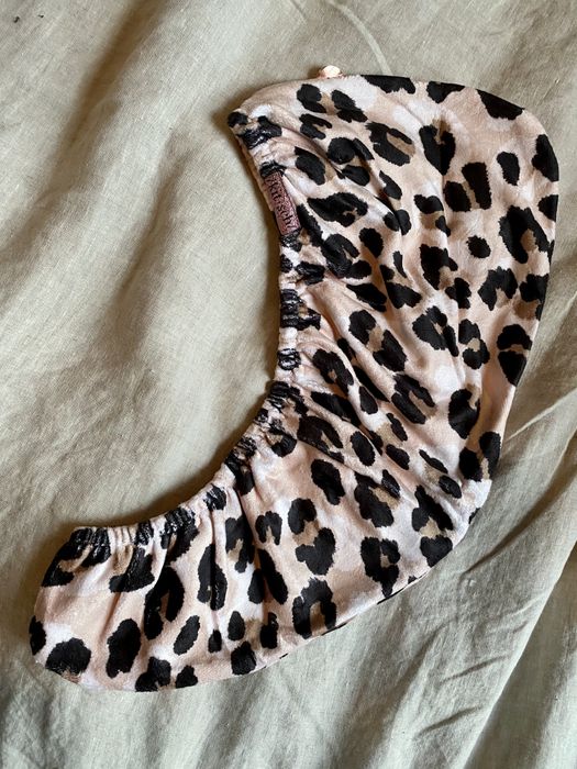 The leopard print hair towel with an elastic band around the edge.