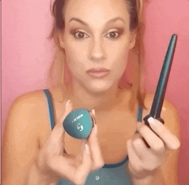 A gif showing someone using the eyeliner applicator tool to smoothly apply eyeliner with precision.