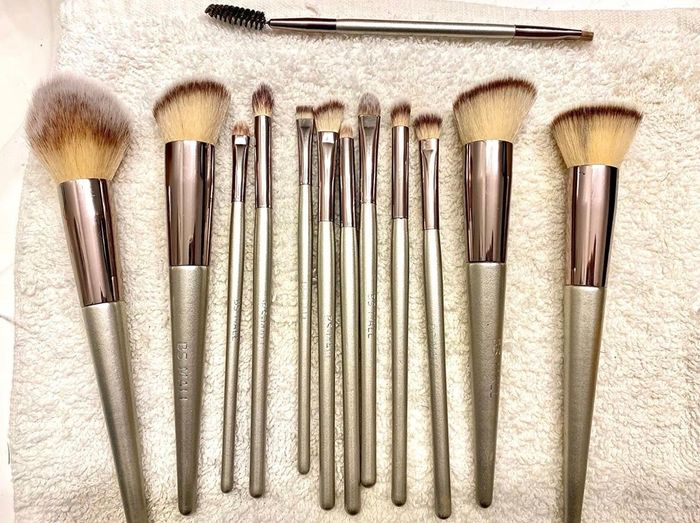 A reviewer’s makeup brushes neatly arranged on a towel for shopping.