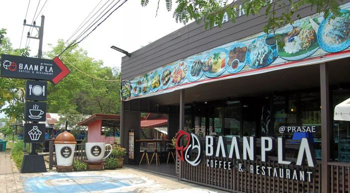 ที่บ้านปลา, ข้าวคลุกมันปูและกระดูกหมูต้มระกำเป็นเมนูเด็ดที่ต้องลอง! ความอร่อยที่คุณจะไม่อยากพลาด