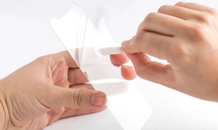 Tháo lớp kính bảo vệ keo