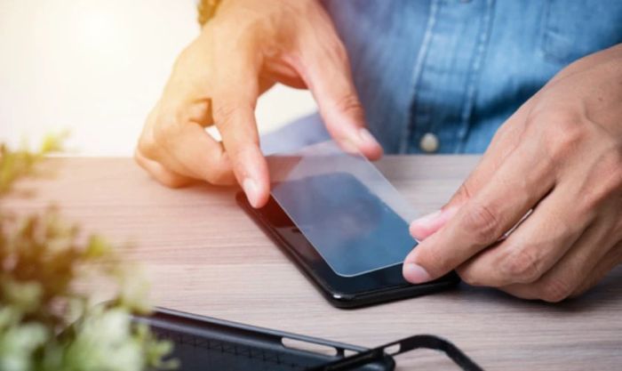 Đặt miếng kính cường lực thật sát vào màn hình