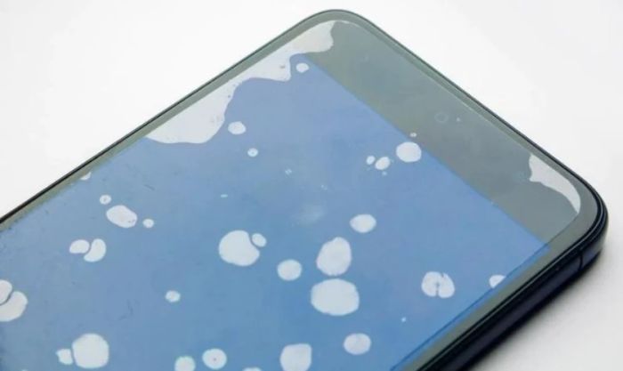 Bong bóng khí khi dán kính cường lực