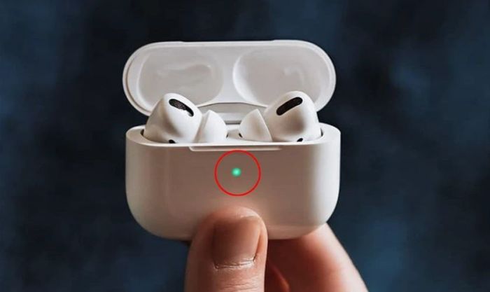 Kiểm tra tình trạng pin của tai nghe qua các đèn LED trên hộp sạc.