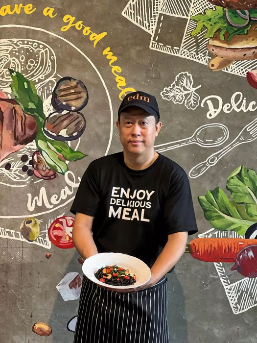 สปาเกตตีหมึกดำจากเชฟโอป-พุฒิพงศ์ จิระธันห์ เจ้าของร้าน EDM