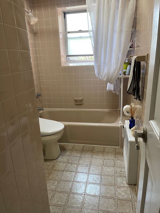 bathroom featuring a linoleum floor