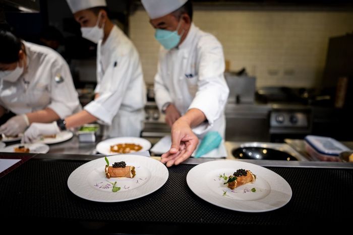 โซนกลาส เฮาส์ในร้านรอยัล โอชา ที่เปิดให้เห็นการปรุงอาหารของเชฟวิชิตอย่างใกล้ชิด