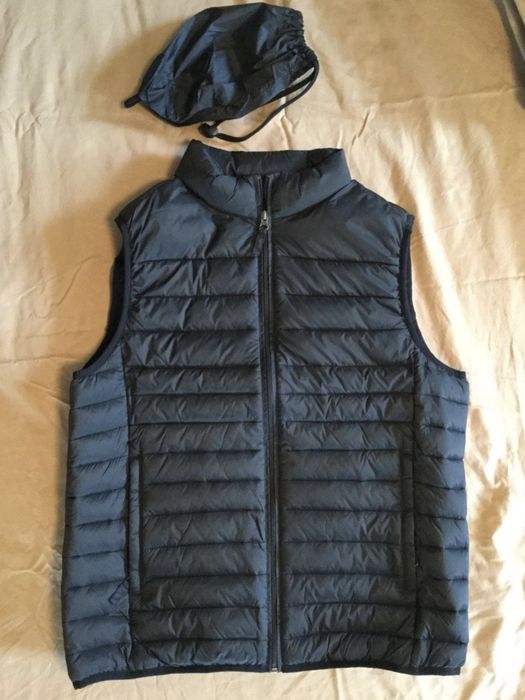 Reviewer photo showing the black vest alongside its carrying pouch