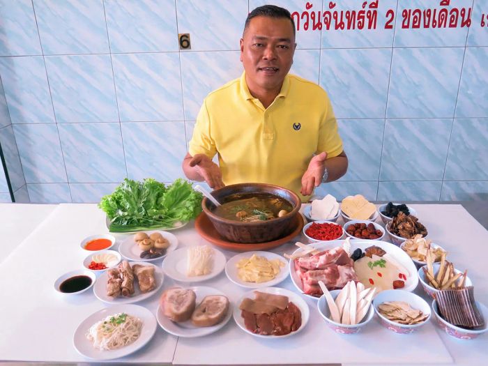 ภูมิศิษฐ์ หัตถการ (โกดุ่ย) คือเจ้าของร้านเทียนเหล็ง