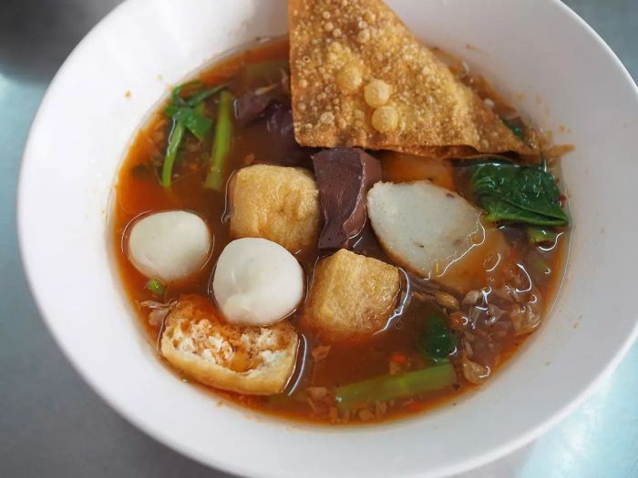 หมูแดง-หมูกรอบจากนายจิว อร่อยไม่เหมือนใคร อยู่หน้าตึกโรงแรมมารวย