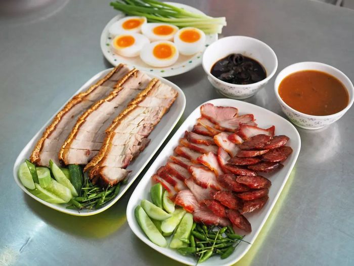 หมูแดง-หมูกรอบจากร้านนายจิว อร่อยไม่เหมือนใคร อยู่หน้าตึกโรงแรมมารวย