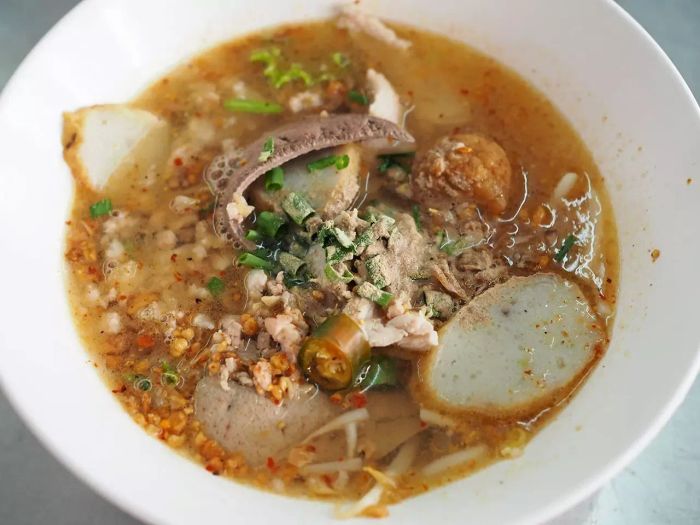 นายจิวหมูแดง-หมูกรอบ อร่อยจริงๆ อยู่หน้าหมู่โรงแรมมารวย