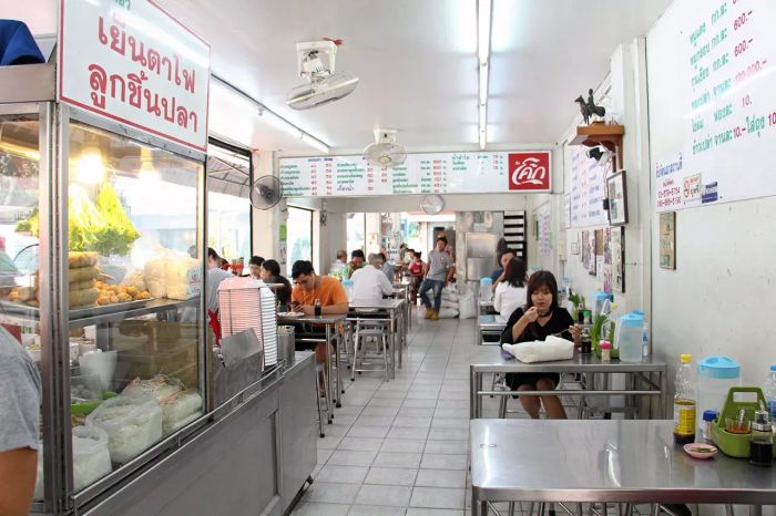 บรรยากาศของร้านนั้นเป็นแบบนี้