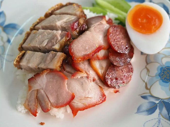 หมูแดง-หมูกรอบของนายจิว อร่อยไม่ผิดหวัง ตั้งอยู่หน้าโรงแรมมารวย