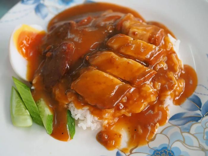 นายจิวหมูแดง-หมูกรอบ รสชาติเด็ดจริงๆ ที่หน้าโรงแรมมารวย