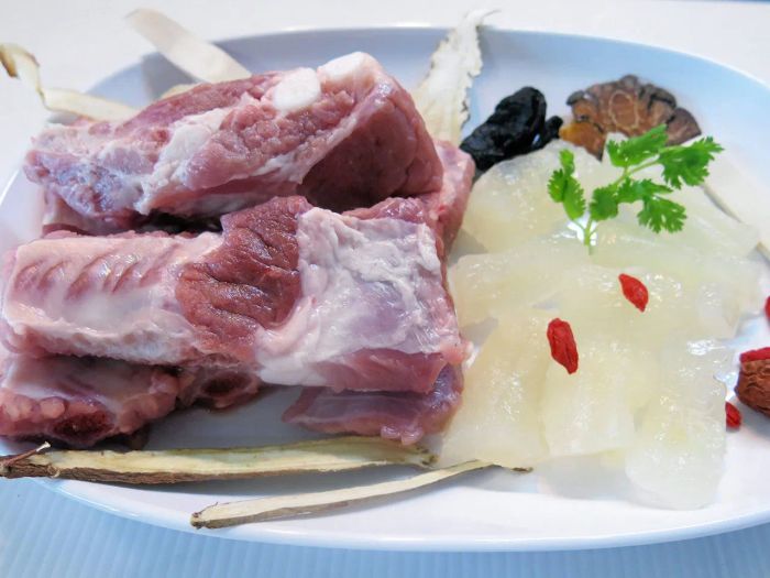 ซี่โครงหมูและเอ็นแก้วหมูที่ปรุงด้วยสมุนไพรจีน