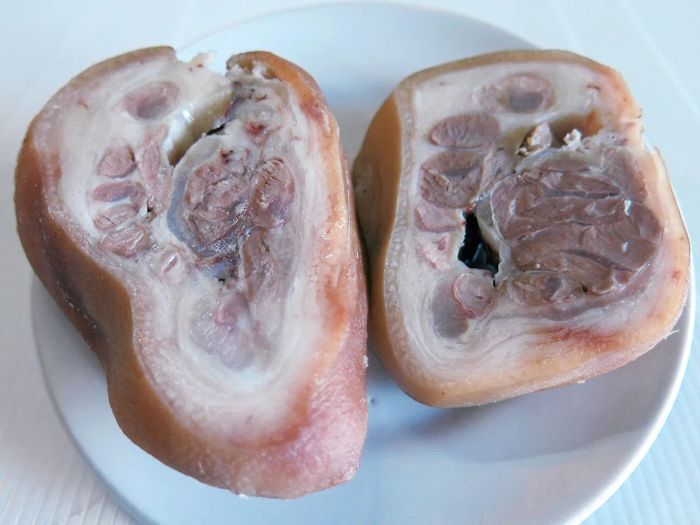 ขาหมูจะมีให้ในชุดที่ 3, 4 และ 5 ของทางร้าน