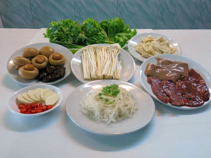ชุดเห็ด เครื่องใน และผักสด เป็นส่วนประกอบในเมนูพิเศษ