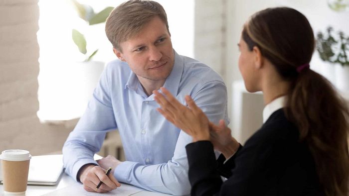 Việc lắng nghe chủ động là một yếu tố thiết yếu để cải thiện kỹ năng giao tiếp hiệu quả
