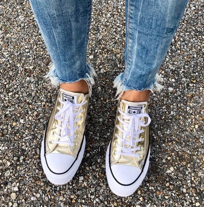 A reviewer showing off the gold metallic style.