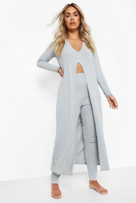 A model rocking the grey leggings paired with a maxi top set.