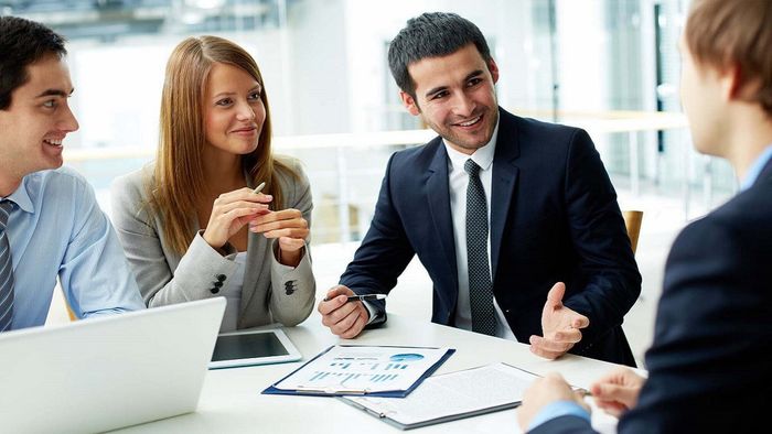 Để giao tiếp hiệu quả, việc chú trọng đến âm lượng và trọng tâm trong câu trả lời là rất quan trọng.