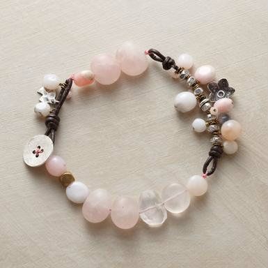 หินโรสควอตซ์ (Rose Quartz) เป็นหินที่เต็มไปด้วยพลังแห่งความรักและการสร้างความสัมพันธ์