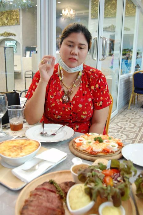 ขาหมูเยอรมัน... ฟินสุดๆ ที่บ้านโรมัน นาจอมเทียน ใครมาที่นี่ก็ต้องลองครับ รับประกันความอร่อย