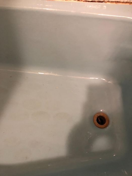 A picture of the reviewer’s tub after cleaning, now spotless and shining.