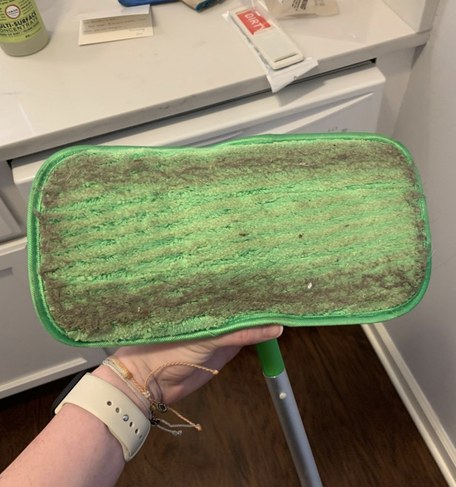 Image from a reviewer showing a dirty mop head.