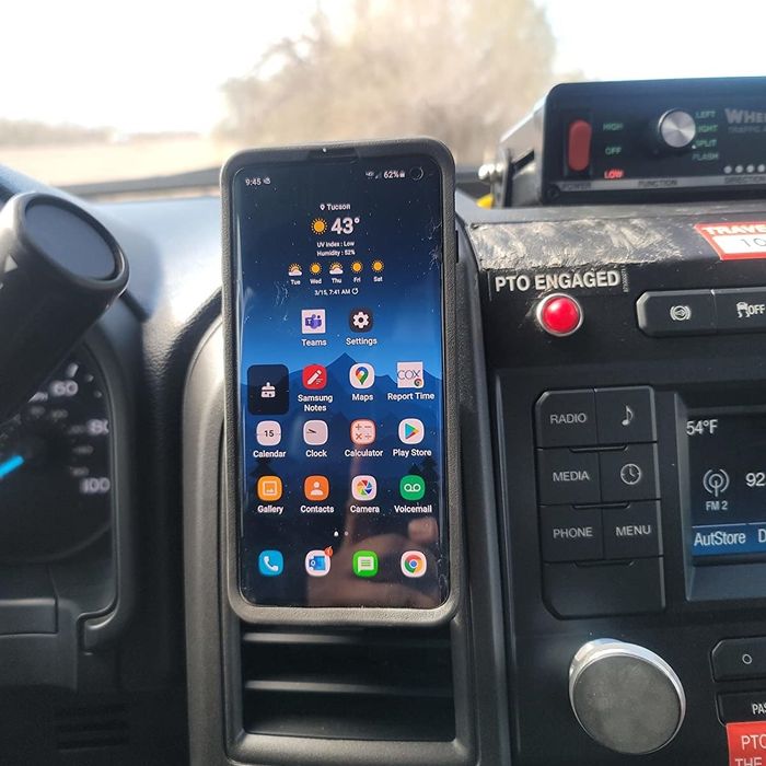 A reviewer’s photo of their phone mounted on the air vent of their car.