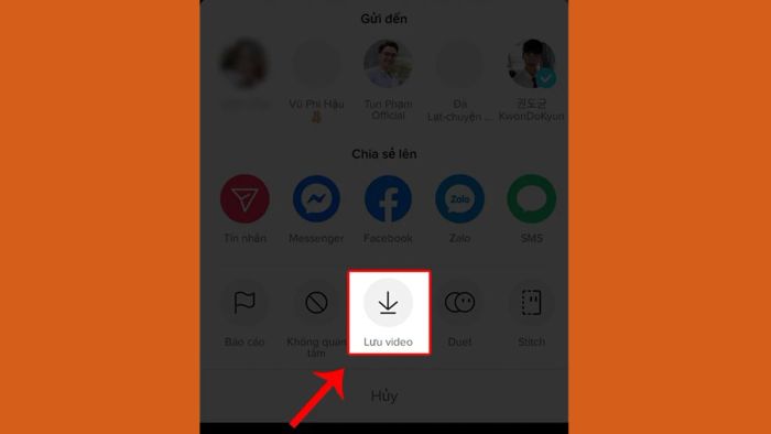 Chọn 'Lưu video' trong danh sách các tùy chọn.