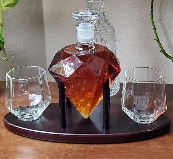 A reviewer’s photo showcasing the whiskey decanter set in all its glory.