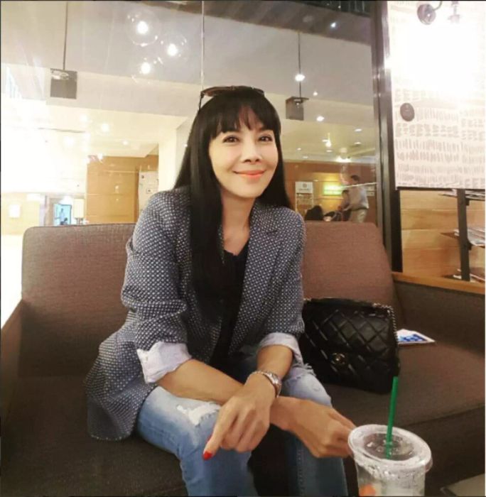 สาวสองพันปี! แม้จะอายุใกล้ 60 แต่ยังคงความสดใสและสาวเต็มพลัง ตั๊ก มยุรา ดูแลตัวเองอย่างไร?