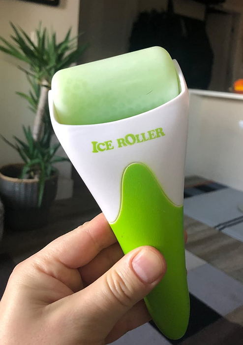 Another user demonstrating the green Esarora ice roller.