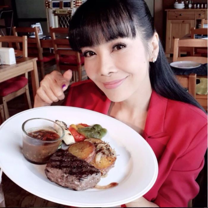 สาวสองพันปี! ถึงแม้จะเข้าหลัก 60 แต่ตั๊ก มยุรา ยังคงความสาวได้อย่างไม่น่าเชื่อ ทำอย่างไรถึงได้ขนาดนี้?