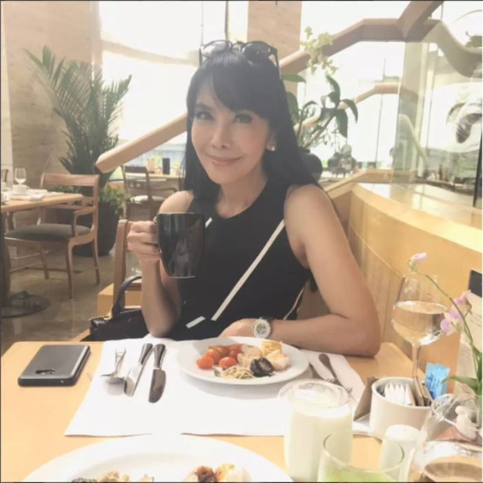 สาวสองพันปี! ตั๊ก มยุรา แม้จะอายุใกล้ 60 แต่ยังคงความสาวและความสดใสเอาไว้ได้อย่างไร?