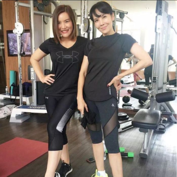 สาวสองพันปี! แม้จะอายุใกล้ 60 แต่ยังคงความสดใสและสาวเต็มพลัง ตั๊ก มยุรา ดูแลตัวเองอย่างไร?