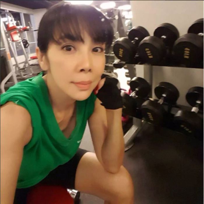 สาวสองพันปี! อายุเกือบ 60 แต่ยังคงความสาวเปล่งประกาย ตั๊ก มยุรา ดูแลตัวเองอย่างไรให้ยังดูอ่อนเยาว์?