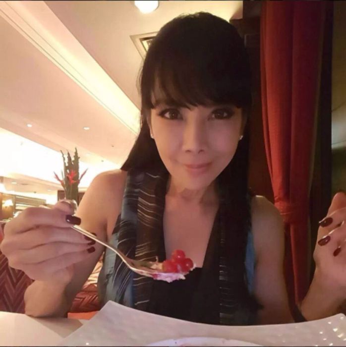 สาวสองพันปี! แม้จะอายุใกล้ 60 แต่ยังคงความสดใสและสาวเต็มพลัง ตั๊ก มยุรา ดูแลตัวเองอย่างไร?