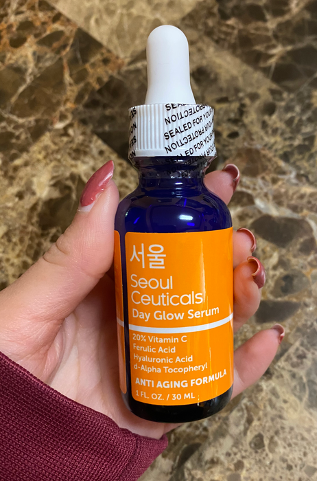 A reviewer is holding the serum bottle.