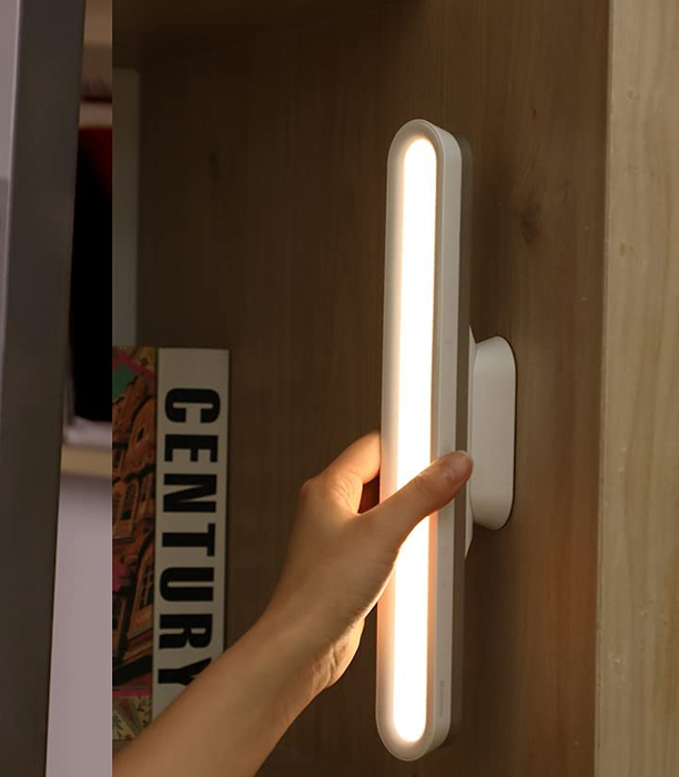 A model attaching the rectangular light to a wall surface.