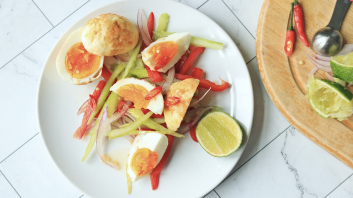 Fried hard-boiled egg salad with peppers.