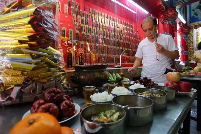 รวมสิ่งของไหว้ใน 'วันสารทจีน' ควรเตรียมอะไรบ้าง?