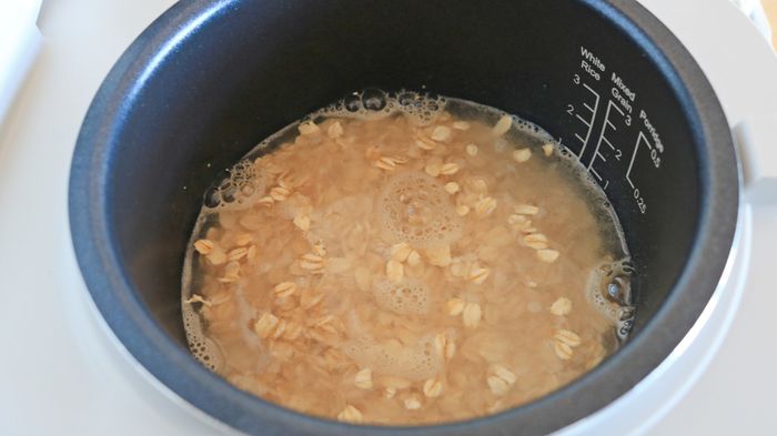 Just add rolled oats and water to the rice cooker’s container, and you’re set to go.