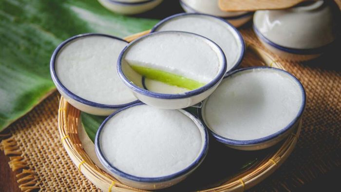 Kanom tuay dessert served on a plate.